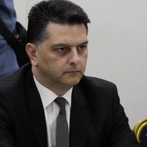 Προσωρινή έξοδος Μπεκίρη από το πρωθυπουργικό γραφείο στη Βουλή