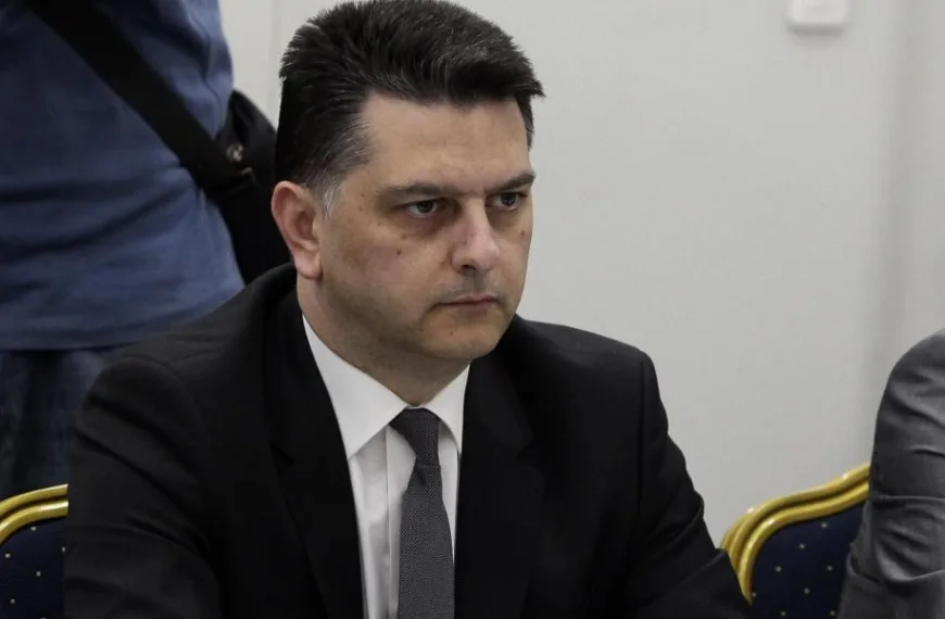 Προσωρινή έξοδος Μπεκίρη από το πρωθυπουργικό γραφείο στη Βουλή