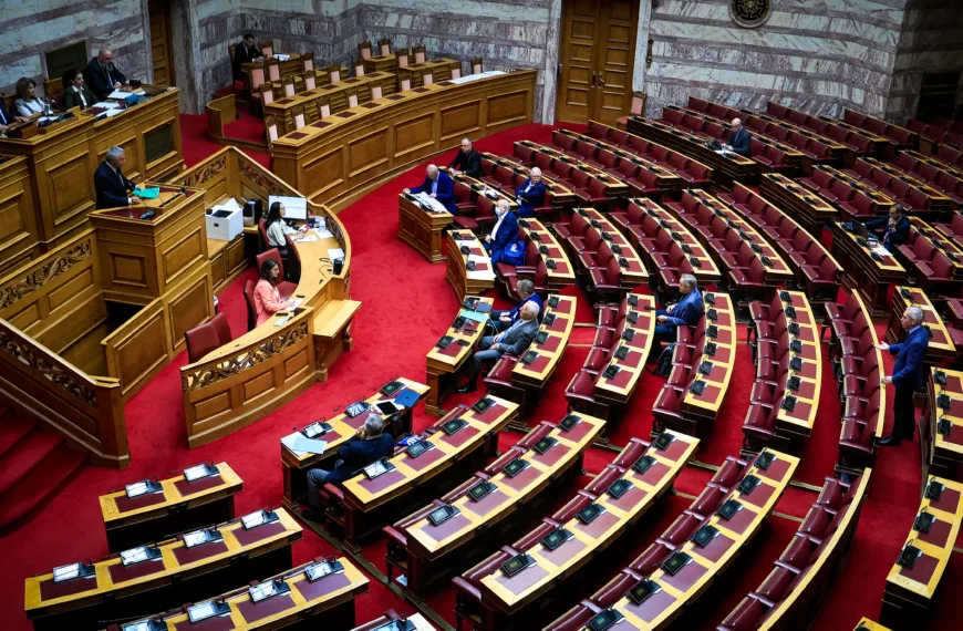 Προϋπολογισμός 2027: Το πλεόνασμα, η ακρίβεια και το πολιτικό ρίσκο της κοινωνικής δυσαρέσκειας