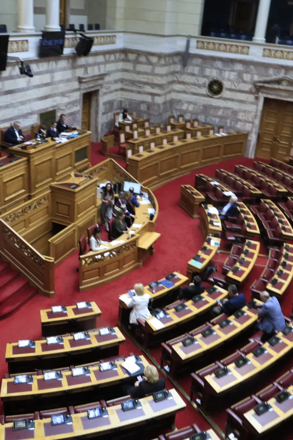 Απαγόρευση social media κάτω των 15: Σκληρή κόντρα κυβέρνησης και αντιπολίτευσης
