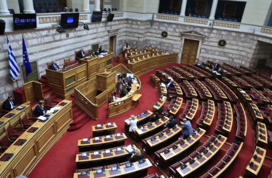Απαγόρευση social media κάτω των 15: Σκληρή κόντρα κυβέρνησης και αντιπολίτευσης