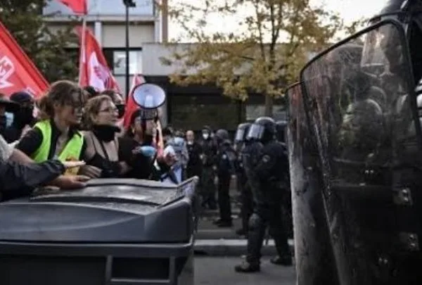Γαλλία: Μαθητικές διαδηλώσεις με συγκρούσεις και απεργία εκπαιδευτικών – Στο επίκεντρο ο προϋπολογισμός