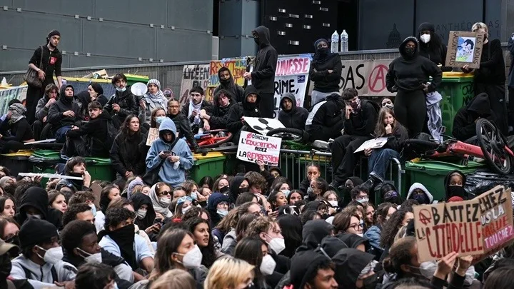 Γαλλία: Από τη δημοσιονομική κρίση ως την εξέγερση των μαθητών